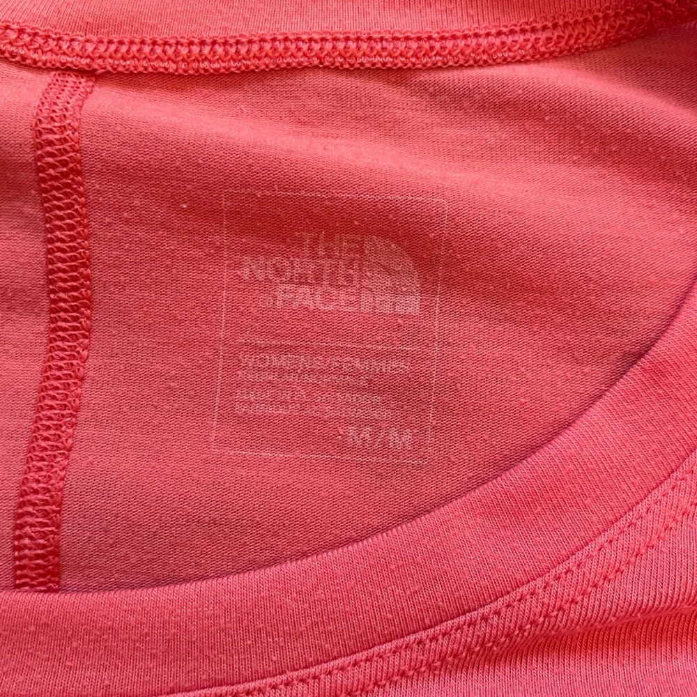 The North Face basic hiking t-shirt in peachy-pink. Size M. - Picture 2 of 5